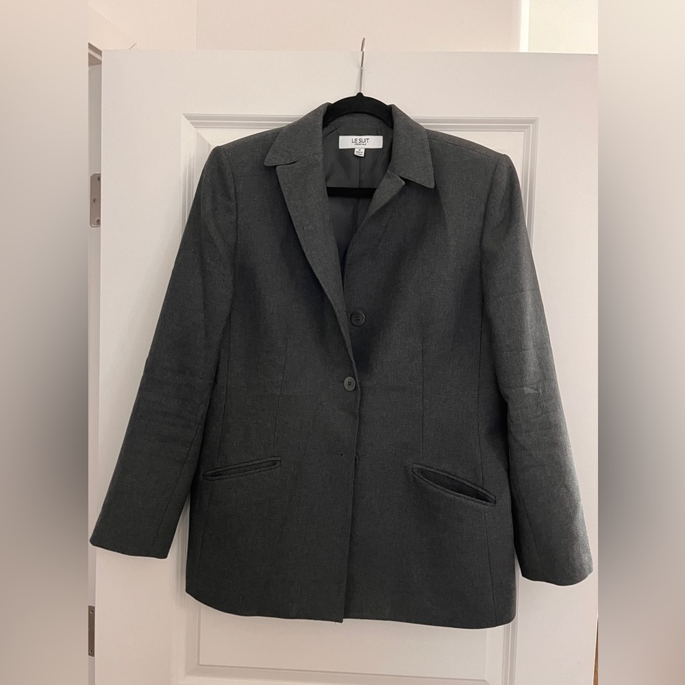 Beautiful Le Suit Essential charcoal gray blazer.